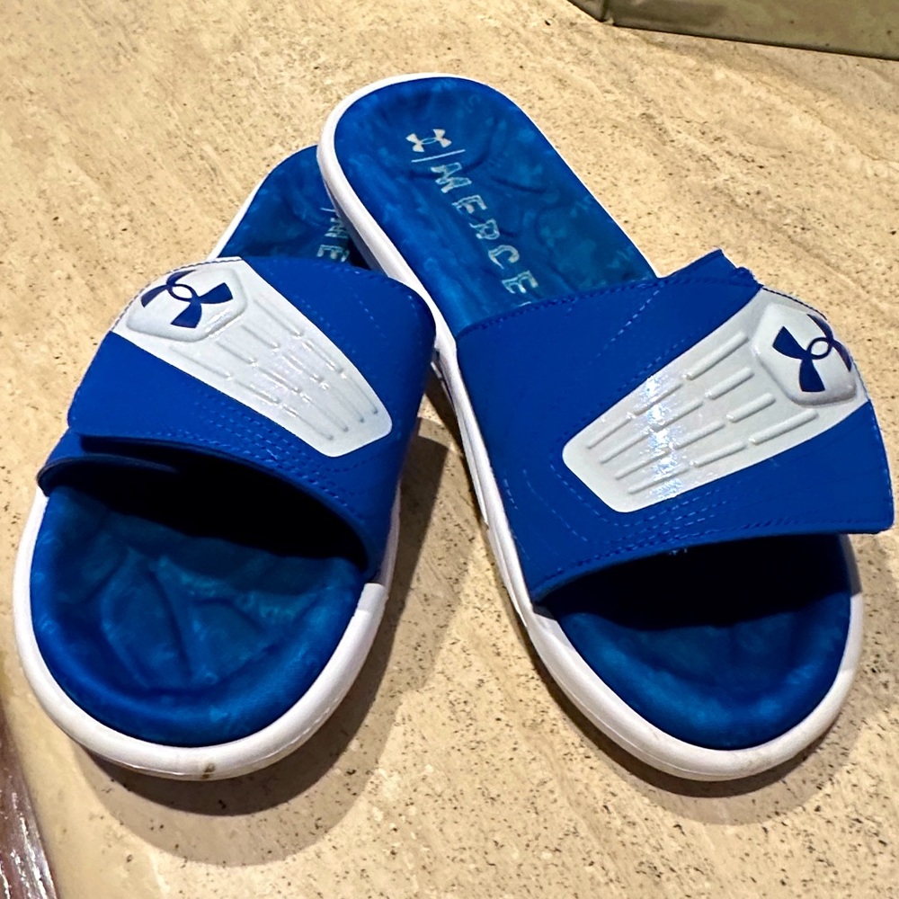 Under Armour blue slides in 6 youth